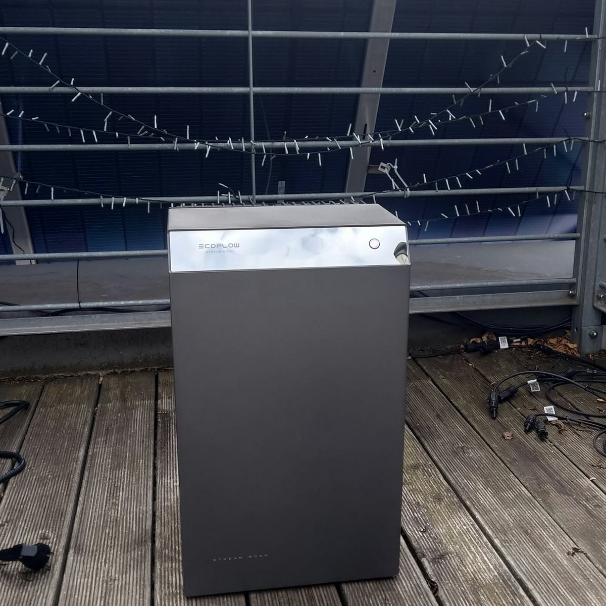 Eindelijk binnen!
De STREAM AC 5000 is vandaag geleverd!
Snel uitgepakt, naar het balkon gebracht, aangesloten op de vier bestaande zonnepanelen van 500 W en het buitenstopcontact, de update uitgevoerd en aan het systeem toegevoegd—klaar!
Alles bij elkaar duurde het minder dan 15 minuten. De communicatie met de STREAM AC 5000 en de slimme meter werkt perfect.
De app is overzichtelijk en geeft snel alle belangrijke informatie.
Ik kijk uit naar de eerste testresultaten 😊!