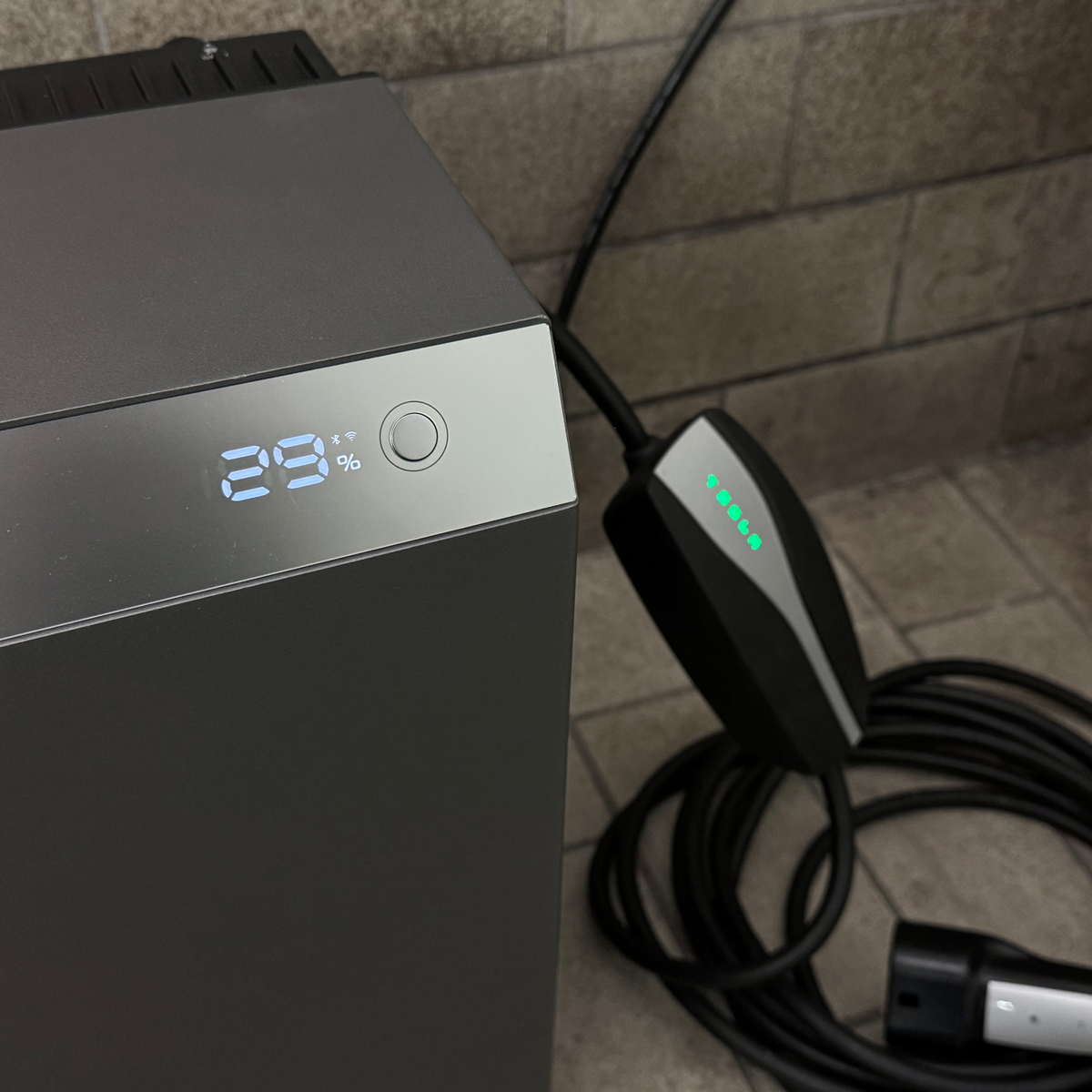 Daniel & Thomas:
Mijn eerste indruk: wauw, wat is hij compact voor 5 kWh!
Mijn tweede indruk: wauw, wat is hij zwaar voor zo’n compact formaat ;-)
Ik was verrast hoe eenvoudig de STREAM AC 5000 in mijn bestaande systeem kon worden geïntegreerd. Met slechts een paar tikken in de app maakte de STREAM verbinding met de slimme meter en begon hij direct automatisch overtollige energie op te slaan.