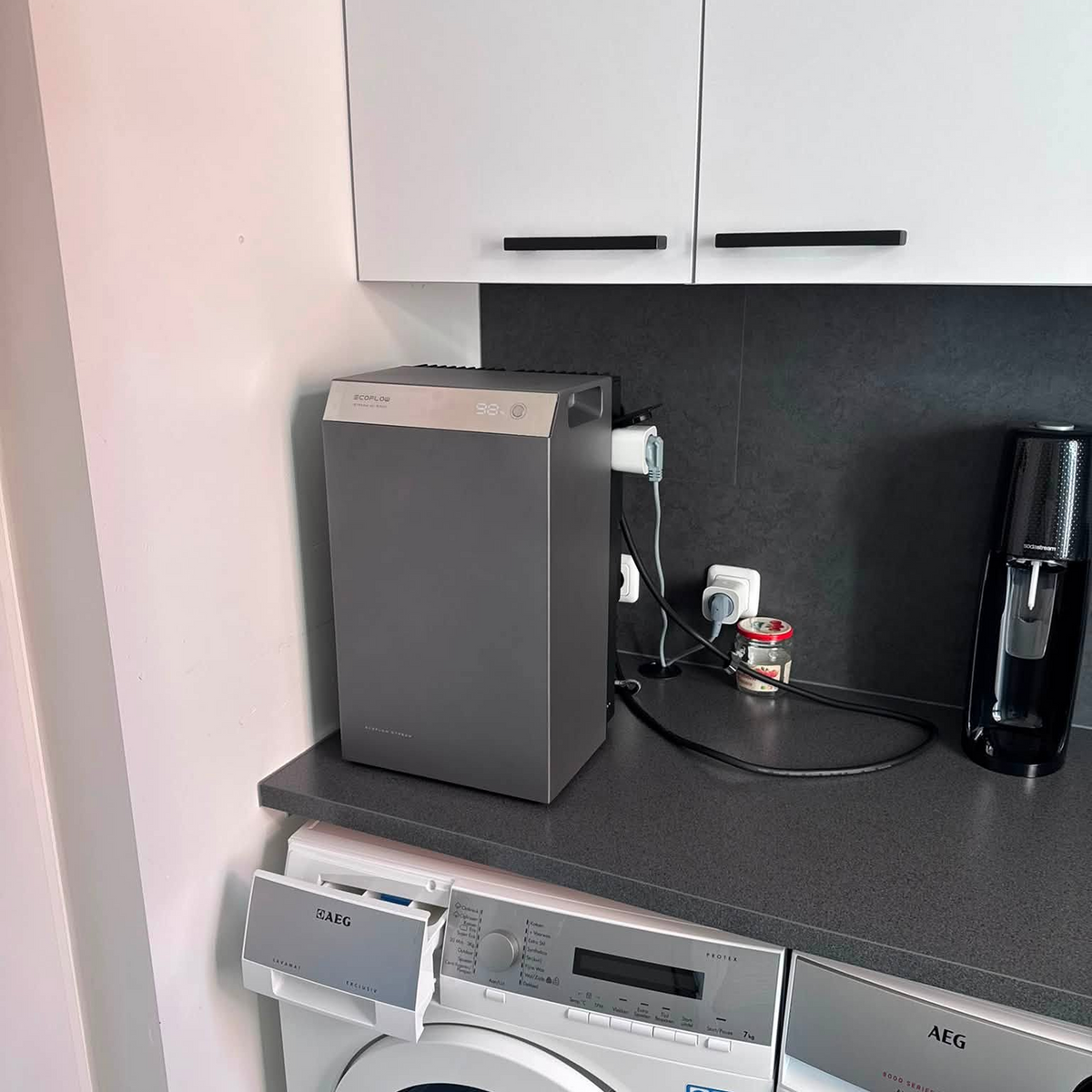 Vandaag de Stream AC 5000 ontvangen, besteld bij Off Grid Power Station. Nu even tijdelijk op de groep van de droger in de bijkeuken. De droger zit op de Off-grid WCD van de Stream
Deze week de aansluiting in de garage afmaken. Dan heb ik 4 WCD's in een wdverdeler. De eerste 3 WCD's krijgen een eigen fase. Alvast voor eventueleeiding of makkelijk kunnen wisselen tussen de fases met de Stream
-Rien